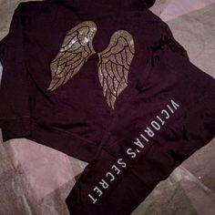 Nwt Victoria's Secret Lounge Angel Burgundy Fleece Pullover Hoodie With Beaded Gold Angel Wings And Matching Ankle Length Pants With White Victoria's Secret Logo On Leg. Both Size Xs Thrift Manifestation, Angel Hoodie, Victoria's Secret Logo, Pink Outfits Victoria Secret, Victoria Secret Outfits, Gold Angel Wings, Gold Angel, Western Outfits Women, Pink Outfits