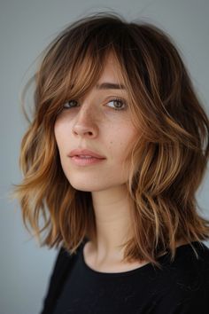 79+ Sunkissed Brunette Hair Ideas Wavy Lob With Bangs Side Swept, Short Tousled Bob, Shag Brown Hair, Balayage Light Brunette, Cowgirl Bob, Lived In Brunette, Hair Sunkissed, Sunkissed Brunette, Chestnut Highlights