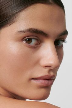 Frau trägt No-Make-Up-Look von Dr. Hauschka. No Makeup Photoshoot, Neutral Makeup Looks, Neutral Makeup Look, No Make Up, Fashion Professional, Make Up Tutorials, Dr Hauschka, Color Makeup, Photoshoot Makeup