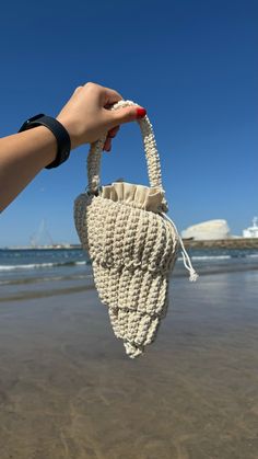 Discover the elegance and charm of the ocean with our exclusive handmade crocheted bag in the shape of a seashell. This beautiful accessory is carefully handcrafted with high-quality materials, ensuring durability and a unique style. Ideal for any occasion, from a casual outing to an afternoon at the beach, this bag combines functionality and artistic design. Its spacious interior allows you to carry your essentials with ease, while its seashell shape adds a touch of originality and sophisticati Crochet Summer Bag, Ocean Bag, Beige Beach, Mermaid Seashell, Mermaid Bag, Crochet Beach Bags, Hand Beaded Bag, Beach Crochet, Sea Bags