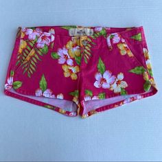 Hollister Low-Rise Floral shorts Dolphin Hem Sz3. New without tags 98%Cotton 2%Elastane Machine wash Smoke/pet free home #hollister #floralshorts #lowrise Shorts Low Rise, Vintage Hollister, Hollister Shorts, Floral Shorts, Hollister, Pink And Green, Low Rise, Womens Shorts, Pet