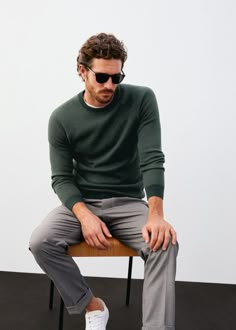 Olive Sweater Outfit, Green Sweater Outfit, Grey Chinos Men, Chinos Men Outfit, Sweater Outfits Men, Gray Trousers, Mens Business Casual Outfits, Pullovers Outfit