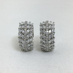 Elevate your style with our stunning Diamond Huggies from SapphireArtTreasure. These American Diamond-encrusted earrings feature wide hoops that add a touch of modernity and elegance to any ensemble. With their timeless design and sparkling allure, these Diamond Huggies are perfect for both casual and formal occasions. Make a statement and exude confidence with these exquisite earrings that will surely turn heads wherever you go. *𝐏𝐑𝐎𝐃𝐔𝐂𝐓 𝐃𝐄𝐓𝐀𝐈𝐋* * Material: Brass * Plating: White R Small Hoop Silver Cubic Zirconia Earrings, Silver Cubic Zirconia Small Hoop Earrings, Anniversary Clip-on Earrings With Diamond Accents, Huggie Jewelry With Sparkling Stones For Wedding, Huggie Earrings With Sparkling Stones For Wedding, Sparkling Stones Huggie Jewelry For Wedding, Sparkling Stones Huggie Wedding Jewelry, Diamond White Diamond Hoop Earrings For Party, Silver Diamond Huggie Earrings With Sparkling Stones