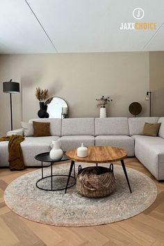 lichtgrijze bank donkere kussens herfst Beige Bank, Warm Beige, Brand Ambassador, House Inspo, Oasis, Coffee Table, Interior Design, Living Room, Van