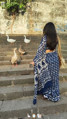 Cotton Saare Aesthetic, Saree Esthetics, Vrindavan Saree Look, Women Saree Poses, Vrindavan Outfit Ideas Women, Vrindavan Outfit, Saare Poses Aesthetic, Vrindavan Outfit Ideas, Photography Poses In Saree