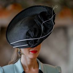 Ellie, our quintessential wedding guest hat, is also the perfect choice to complete your look at events such as the Derby or the Melbourne Cup. Featured Features: Artisanal elaboration: The Ellie black hatinador is carefully handcrafted by us, on a 36cm diameter buntal base. It is distinguished by its waves of silk sinamay fabric and natural feathers, molded and hand-painted rachises. Includes a metal headband to provide greater support and comfort. Customization options: We provide versatile cu Wedding Guest Hat, Wedding Hats For Guests, Sinamay Fabric, Royal Ascot Hats, Ascot Hats, Melbourne Cup, Wedding Fascinators, Metal Headbands, Royal Ascot