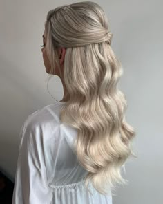 Prom Hairstyles Blonde Hair Half Up Half Down, Wave Bride Hair, Romantic Half Up Half Down Wedding Hair, Wedding Hair 2023 Trends, Bridal Hairstyles Blonde, Glam Waves Half Up Half Down, Bridal Blonde Hair, Elegant Prom Hairstyles Down, Bride Hair Half Up