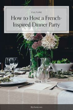 french dinner party French Entertaining, French Food Party, French Dinner Party, Parisian Dinner Party, Dinner Hosting Ideas, French Table Setting, Dinner Party At Home, French Dinner Parties, French Themed Parties