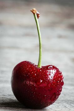 Foto Macro, Fruit Wallpaper, Cherry Fruit, Fruit Photography, Still Life Photos, Food Wallpaper, Fruit Art, Food Drawing, Wooden Background