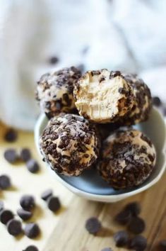 Satisfy your hunger with this amazing selection of cream cheese fat bomb recipes! Each bite is packed with flavor and healthy fats, making them the perfect snack for any time of day. Discover new favorites that will keep you energized! Dark Chocolate Cheesecake, Snack Chocolate, Counting Macros, Keto Diet List, Keto Snack, Healthy Sweet Treats, High Fat Foods, Low Carb Breakfast Recipes, Fat Foods