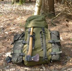 A Bushcraft Camping Outfit – Equipment for Living in the Woods - click to see all of the components Living In The Woods, Camping Outfit, Camping Bedarf, Bushcraft Gear, Bushcraft Camping, Survival Equipment, Wilderness Survival