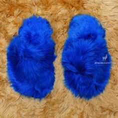 Pamper your feet and keep them snug, even on the coldest days, with these irresistibly soft slippers alpaca.Soft alpaca slippers are handmade by Peruvian artisans who deal with freezing temperatures in the Andean Highlands on a daily basis.The outer lining of these alpaca slippers is made from high quality alpaca wool; super soft. The inside is made of Merino wool: breathable, temperature-regulating, and odour-resistant.- Made of 100% Alpaca Suri.- Spot clean.- Alpaca wool outer lining.- Merino Alpaca Slippers, Alpaca Rug, Slippers Cute, Fluffy Shoes, Fur Keychain, Ladies Slippers, Mattel Shop, Alpaca Blanket, Plush Slippers