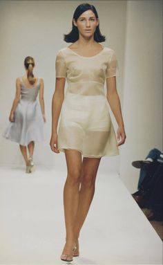 1995 Fashion, Prada Runway, 90s Runway, Vintage Runway, Prada Spring, Run Through, Womenswear Fashion, 90s Outfit, Excuse Me