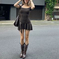 cute dress with brown cowboy boots and brown bag Black Mini Dress With Cowboy Boots, Prom Dress And Boots, Cowboy Boots Outfit Y2k, Cowboy Boots Mini Dress, Bodycon Dress Cowboy Boots, Cowgirl Boots Outfit Brown, Denim Dress Cowboy Boots, Short Dress High Boots, Dress With Boots Summer