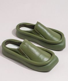 Green Comfy Splicing Faux Leather Platform Slide SandalsMade of:-Faux Leather Upper.-Rubber sole- cushioned insole.1.57"/2.5cm Platform Heel Closed Toe Sandals Heels, Designer Flip Flops, Women Slippers Fashion, Closed Toe Sandals, Womens Summer Shoes, Platform Slippers, Leather Slippers, Beach Shoes, Toe Sandals