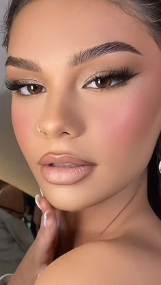 Makeup Looks With White Dress, Make Up For Wedding Guest 2023, Plain Makeup Looks, Cute Hoco Makeup Looks, Xv Makeup Ideas Natural, Light Smokey Makeup, Make Up Inspo For Prom, Makeup Looks For A Party, Mate Makeup Look