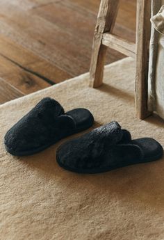 A new addition to our slippers — now with even more of the UnHide fabric you know and love. Meet Draper, a house slipper engineeered for maximum comfort. Slipper Design, Clouds Design, Designer Slippers, Night Owl, Natural Latex, Soft Tops, House Slippers, A House, Memory Foam