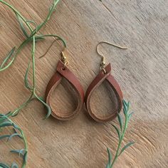 leather hoop earrings lightweight Leather Earrings Diy How To Make, Folded Leather Earrings, Leather Strip Earrings, Leather And Wire Jewelry, Crafts With Leather Scraps, Leather Earring Patterns Free, Braided Leather Earrings Diy, Homemade Leather Earrings, Small Leather Earrings