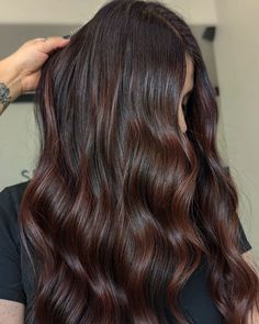 35 colores de pelo castaño rojizo de los que te enamorarás Redish Brown Hair, Brownish Red Hair, Reddish Brown Hair Color, Natural Hair Highlights, Red Balayage Hair, Hair Color Mahogany, Red Hair With Highlights, Reddish Brown Hair, Chestnut Hair