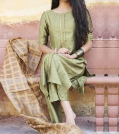 Dressing Design Ideas, Orang India, Churidar Neck, Dressing Design, Silk Kurti Designs, Indian Kurti Designs, Churidar Neck Designs, Gotta Patti