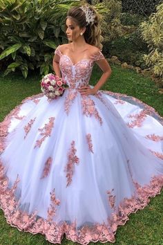 Prom Gown Off Shoulder, Gown Off Shoulder, Lace Prom Gown, White Wedding Gown, Mexican Quinceanera Dresses, Quinceanera Dresses Gold, 15 Dresses Quinceanera, Pretty Quinceanera Dresses, White Wedding Gowns