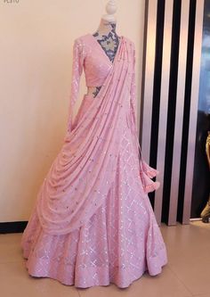 भारतीय दुल्हन संबंधी, डिजाइनर कपड़े, Estilo Hijab, Indian Outfits Lehenga, Wedding Dress Outfit, Lehnga Dress, Choli Designs, Indian Bridal Dress, Indian Gowns Dresses