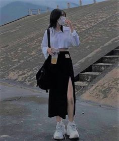 Crop Top Over Long Sleeve, Looks Rihanna, 인물 사진, Kpop Fashion Outfits, Korean Outfits, Instagram Foto, Casual Style Outfits, Black Skirt, Asian Fashion