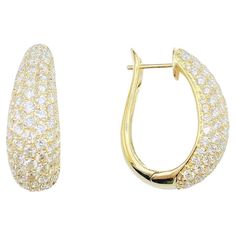 The Following Item we are Offering is an Extremely Rare Beautiful 18KT Yellow Gold Fine Extraordinary Large Diamond Huggie Earrings comprised of approx. 4.70CTS of Fine Fancy Glittering White Diamonds!! These Gorgeous Diamond Earrings are from a Top Private Manufacturer that sold to Important 5 Star Hotels and Fine Jewelry Stores and comes New With Tags $16,359.00!! Modern Hoop Earrings, Diamond Earrings For Women, Pave Diamond Earrings, Diamond Huggie Earrings, Diamond Huggies, Flowers Gif, Big Diamond, Loop Earrings, Hoops Earrings