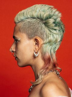 Mullet Thick Hairstyle Women, Iconic Haircuts, Short Mullet Shaved Sides, Shaved Sides Mullet, Queer Hairstyles, Mullet Shaved Sides, Mohawk Mullet, Short Mullet, Queer Hair