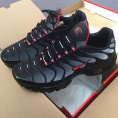 Nike Tn Shoes, Red Nike Shoes, Nike Shoes Women Fashion, Nike Fashion Shoes, Black Nike Shoes, Pretty Shoes Sneakers, Kicks Shoes, Custom Nike Shoes