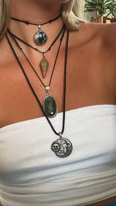 Earthcore Jewelry, Boho Hippie Jewelry, Layered Necklaces Silver Boho, Hobo Jewelry, Edgy Hippie Style, Hippie Jewelry Aesthetic, Boho Accessories Jewellery, Dark Hippie, Choker Outfit