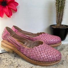 Beautiful handmade Huaraches. They are the best quality that can be found in huaraches. They are completely handmade, making them totally unique in style. These beautiful shoes can be worn with a dress as well as with a pair of jeans and you will look unique and fashionable. How to order your size: Example, if you wear size 6.5 ask for size 6. If you wear size 6 ask for 6. The huarache molds to your feet with use, they stretch. Note: Size changes are accepted. If you need a change in numbering, Cute Summer Sandals, Natural Leather Sandals, White Huaraches, Blanket Dress, Sandals Cute, Tan Wedges, Cute Sandals, Comfortable Flats, Tory Burch Flats