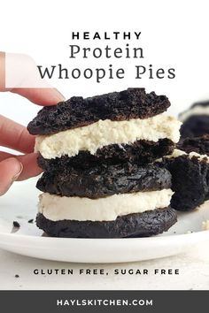 Amazing healthy Protein Whoopie Pies - soft and rich protein cake with a protein cream cheese and yogurt filling. Healthier whoopie pie recipes is sugar free, vegan and low calorie too! Protein Cream Cheese, Healthy Protein Snacks, Protein Cake, Whoopie Pie, Protein Bar Recipes, Healthy High Protein Meals