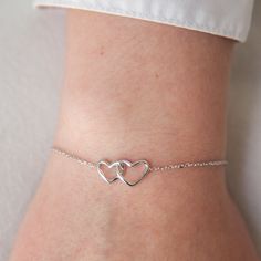 Très joli bracelet fin en argent massif 925 avec 2 cœurs entrelacés. Laissez-vous capturer et enlacer par ses deux coeurs complices. Longueur 18 cm réglable sur 2 positions: 18cm et 16cm Fermoir mousqueton. Le bracelet 2 coeurs entrelacés plaqué or est également disponible dans ma boutique. Pour offrir ou simplement vous faire plaisir, n'hésitez plus! Emballé dans un petit pochon en velours prêt à offrir.Le bracelet est envoyé gratuitement dans le monde entier dans les 48h. N'hésitez pas à me co Silver Bracelet For Women, Silver Bracelets For Women, Silver Collection, Silver Jewelry Handmade, Bracelet For Women, Jewelry Handmade, Silver Bracelet, Silver Jewelry, Handmade Jewelry