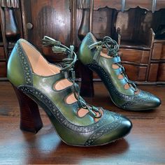 In Great Condition Green Leather Sole High Heels, Luxury Green Closed Toe Heels, Green Lace-up Heels For Formal Occasions, Green Lace-up Formal Heels, Green Closed Toe Heels With Leather Sole, Oxford Heels, Green Lace, Tory Burch Shoes, Mule Clogs