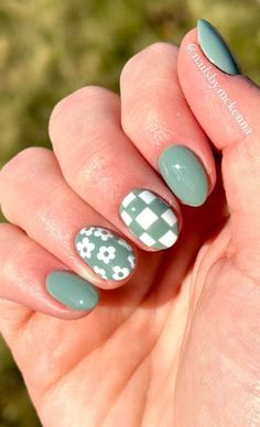 Modest Nail Ideas, Checkered And Floral Nails, Sage Checkered Nails, Nail Art Designs Round Shape, Light Sage Green Nails Design, Flower And Checkered Nails, Checkered Flower Nails, One Nail Design Ideas, Nail Ideas Checkered