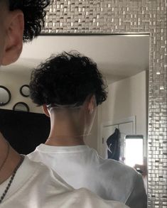 Curly Hair Designs, Festival Outfits Men, Swag Pics, Taper Fade Haircut, Taper Design, Haircut Designs, Y2k Men, Mens Haircuts Fade, Corte De Cabelo Masculino