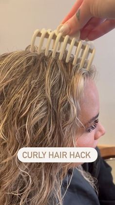 Root Clipping Wavy Hair, Root Clipping Curly Hair How To, Hair Assories, Root Clipping, Wavy Curly Hair Cuts, Curl Tips, Hair Hack, Hair Curling Tips, Hair Fixing