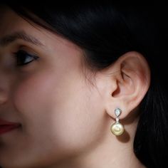 Détails du produit
Ces simples paires de boucles d'oreilles pendantes pour femmes sont ornées de moissanite de forme poire et ronde serties dans un cadre clos et d'une superbe perle des mers du Sud de 10 mm en guise de goutte, ce qui en fait un ajout indispensable à votre collection de bijoux. Les boucles d'oreilles pendantes en perles des mers du Sud conviennent à un usage quotidien et ajoutent également une touche élégante à votre tenue pour vos soirées spéciales.

Informations sur le produit Sea Pearl, Signature Jewelry, South Seas, South Sea Pearls, Sea Pearls, Timeless Jewelry, Pearl Drop Earrings, Pearl Drop, Conflict Free Diamonds