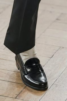 Penny Loafers Men Outfit, Aesthetic Male Outfits, Loafers Men Outfit, Shoes And Socks, Penny Loafers Men, Fotografi Digital, Mens Outfit Inspiration, White Socks, Men Fashion Casual Outfits