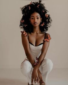 #butterfly #poseideas #bohoinspired #femininity  #bohochicstyle Butterfly Photoshoot, Boho Butterfly, Beautiful Photoshoot Ideas, Flower Photoshoot, Vintage Photoshoot, Creative Photoshoot Ideas, Black Femininity, Halloween Photoshoot, Modeling Tips