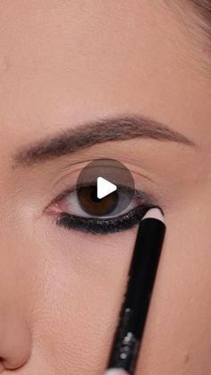 Kohl Eye Makeup, Big Eyes Makeup, Eye Trends, Smokey Eye Look, Smokey Eye Makeup Look, Makeup Pictorial, Face Makeup Tips, Makeup Mistakes, Eye Makeup Steps