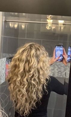 Haircuts For Curly Blonde Hair, Grace Adler Hair Curly, Thick Blonde Curly Hair, Naturally Blonde Curly Hair, Blonde Naturally Wavy Hair, Blonde Hair Inspiration Curly, Wavy Blond Hairstyles, Super Curly Blonde Hair, Long Blond Curly Haircut