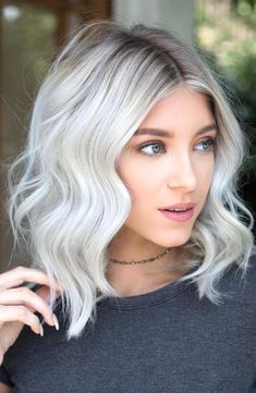 How To Get Rid Of Bad Energy By Cutting Your Hair. From Pixie haircut to bob and layered short haircuts, shirt hair relaxed and chic ideas to renew yourself. Short White Hair, Wavy Bob Haircuts, Silver Blonde Hair, Icy Blonde Hair, White Hair Color, White Blonde Hair, Balayage Blonde, Platinum Hair