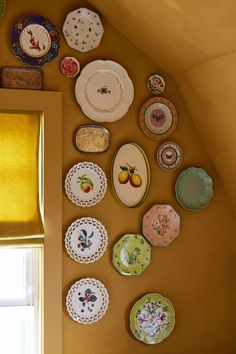 there are many plates hanging on the wall