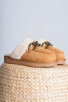 Taos fur lined slipper chestnut - Cute Shoes - Trendy Shoes at Lush Fashion Lounge Boutique in Oklahoma City Trendy Slippers, Quay Sunglasses, Affordable Shoes, Capri Blue, Under Dress, Taos, Mom Tees, Women's Boutique, Sock Gifts