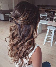 If you are a bride to be and a bit confused on what hairstyle you should go for on your wedding day then look... Tmavý Blond, Long Hair Extensions, Wedding Hair Down, Half Up Half Down Hair, Wedding Hairstyles For Long Hair, Half Up Hair, Wedding Hair And Makeup