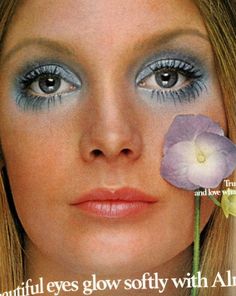 Seventies Makeup, Makeup 60s Retro, 70’s Hair And Makeup, 1960 Makeup, 70s Makeup Look, Makeup Blue Eyeshadow, Retro Makeup Looks, 60’s Makeup