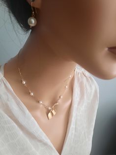 Elegant Adjustable Flower Necklace With Delicate Chain, Elegant Gold Flower Necklace For Wedding, Gold Feminine Flower Necklace For Wedding, Feminine Gold Flower Necklace For Wedding, Elegant Pearl Flower Necklace As Gift, Delicate Flower Necklace For Wedding, Delicate Pearl Flower Necklace For Gift, Delicate Pearl Flower Necklace Gift, Elegant Adjustable Flower Necklace For Wedding