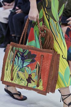 Valentino 2017, Fashion Week Spring 2020, Girl Lifestyle, Valentino Rockstud, Funky Fashion, How To Wear Scarves, Fashion Hacks Clothes, Rich Girl, Fall Fashion Outfits